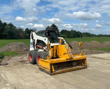 Bobcat met laserblad egaliseert de grond