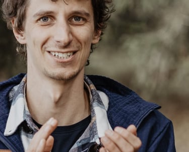 Coach and mountain guide Jef Verstraeten applauding clapping