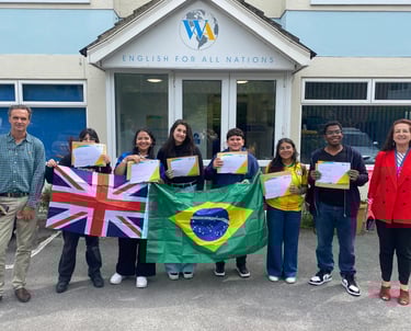 Grupo de estudantes de intercâmbio recebendo seu certificado internacional em escola na Inglaterra