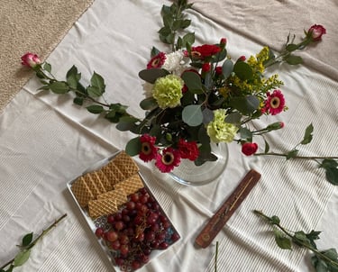 Přírodní oltář uprostřed kruhu – svíčky, květiny, symboly