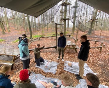 Instruktøren viser i praksis kursister hvordan man giver hjertelungeredning på et førstehjælpskursus