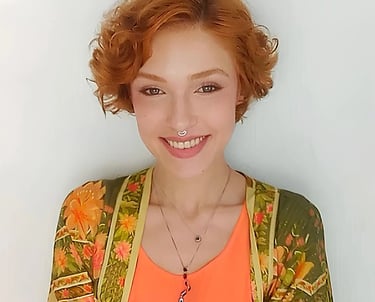 Sabrina Tibursky com os braços cruzados e sorriso acolhedor