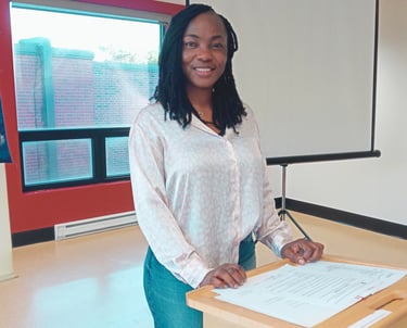 Un membre Toastmasters Vallée-du-Richelieu prononçant un discours devant le groupe.