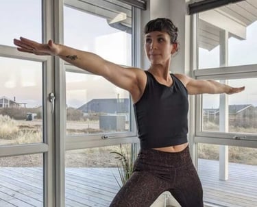Junge Frau übt Yoga