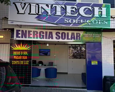 Fachada da Vintech Soluções em Cabo Frio com veículo personalizado de energia solar.