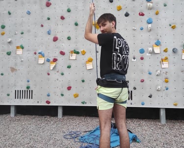 Ole beim Sichern beim Seilklettern in pinken Adiletten.