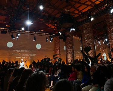 Javi Lucena gestionando redes sociales en desfile de moda de Atelier