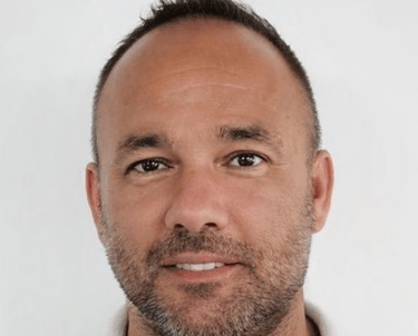 Grzegorz, Chief Operating Officer (COO) firmy Weihs International, na zdjęciu portretowym.