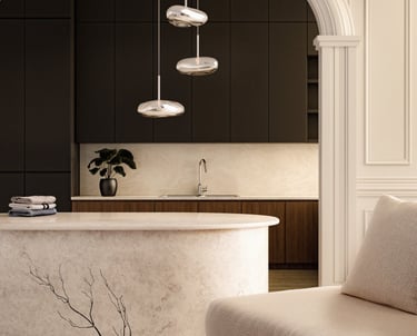 salon avec lustre chromé minimaliste et tendance marbre et bois