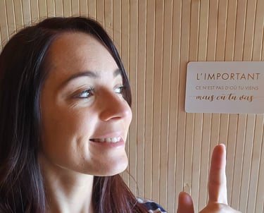l'important n'est pas de savoir d'où tu viens mais où tu vas thérapeute femme souriante