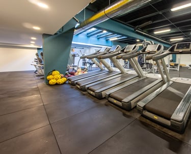 Zona cardio della palestra Move 2 Grow a Milano con tapis roulant Technogym, area funzionale e pavimento gommato