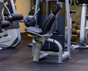 Attrezzature da palestra per allenamenti cardio e di forza nella palestra Move 2 Grow a Milano, con uno sfondo moderno e mini