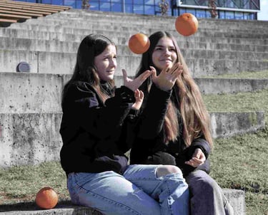 Dvi merginos gamtoje meta i virsu apelsinus