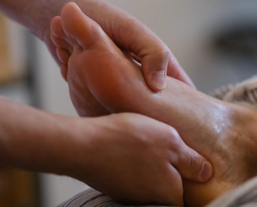 Séance de réflexologie plantaire pour soulager rapidement les douleurs chroniques