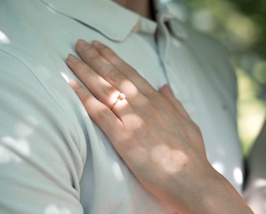 Gros plan bague de fiançailles