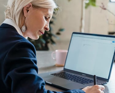 Vrouw die administratie doet