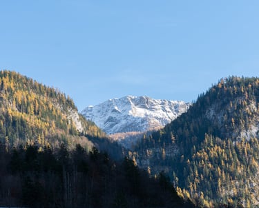 Vuorimaisema luonnossa kirkkaassa säässä