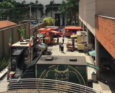 Variados food trucks em um evento corporativo