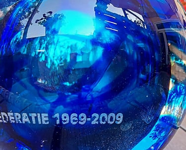 Geblazen "parel" van glas voor de Milieufederatie Noord-Holland, Josien Geerdink