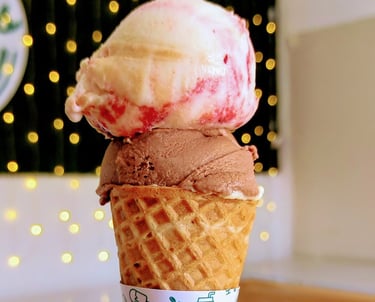 Helado de fresas con crema y chocolate