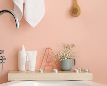 salle de bain rangée, organisée, épurée, aux couleurs douces