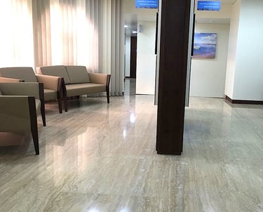 Trawertyn w salonie, podłoga z klasycznego trawertynu włoskiego