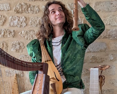 un troubadour entourée d'instruments du moyen age