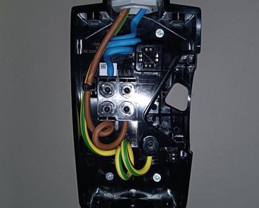 Cargador Tesla Wall Connector abierto