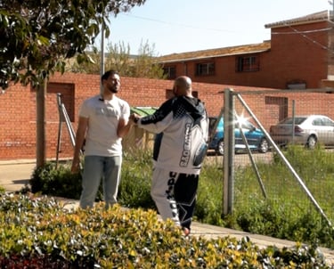 Fisioterapeuta atendiendo a paciente a domicilio en Toledo