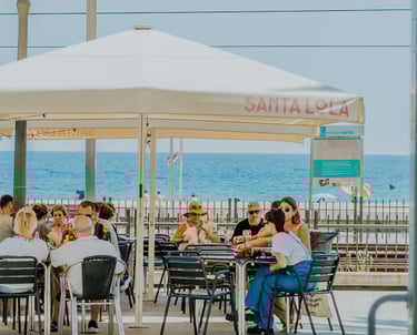 Terrassa de Santa Lola Badalona davant del mar, amb clients gaudint