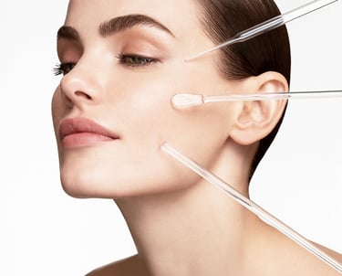 Vrouw met glazen stokjes op haar huid