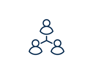 Ikona trzech połączonych osób, przedstawiająca relacje i hierarchię w pracy