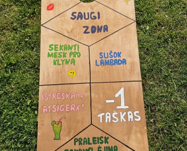 Cornhole su užduotimis žaidimas nuomai Klaipėdoje – smagus iššūkis šventėms.
