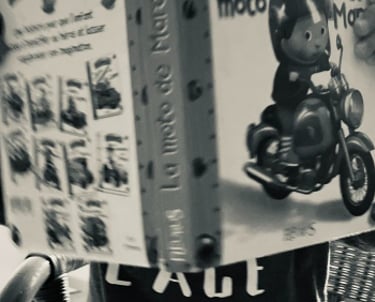 bébé lisant un livre de seconde main