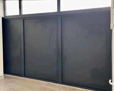 Menuiserie en Aluminium pour l'habillage et la finition d'un espace.