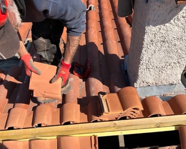 Pose des coupes de tuiles au faîtage