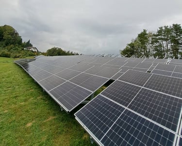solarni paneli na zelenoj travi ekologija Srbija