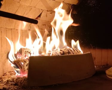 horno de leña con fuego 