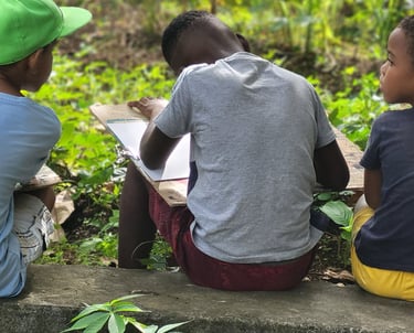 groupe d'enfants faisant de l'art plastique dans le jadin a timoun 