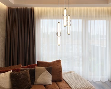 tamsios užuolaidos derančios su interjeru