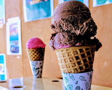 Un par de conos de helado sobre un mostrador.