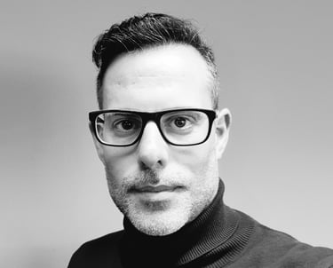 Retrato de Iván Soto, fundador de NudMinds y experto en liderazgo, ventas y desarrollo humano.