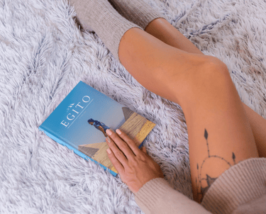 Álbum de viagem do Egito sobre manta felpuda em momento de relaxamento.