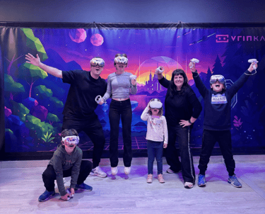 familia en photocall de sala vr