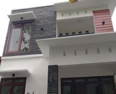 fasad dengan permainan batu andesit mengesankan elegan dan kalem