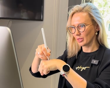 Darina sentada en un escritorio con un lápiz en la mano.