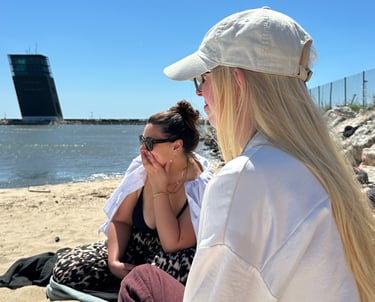 Skupina lidí sedí v kruhu a naslouchá