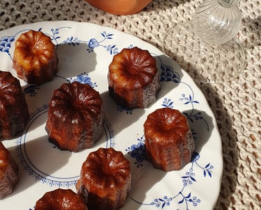 Des cannelés sur une assiette fleurie