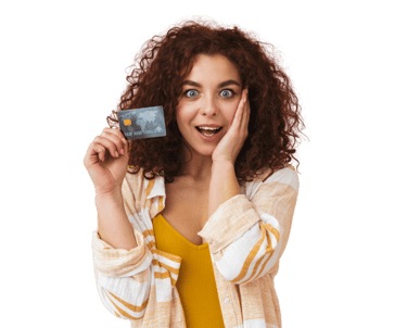 Uma mulher com a expressão de surpresa, segurando um cartão de crédito com a mão direita