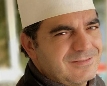 Chef Carlos Loureiro Pereira con il tipico cappello da cuoco